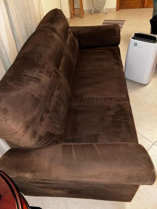 Sofá em camurça castanho