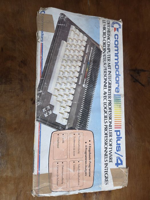 Kultowy Retro Komputer Commodore Plus/4 – Zestaw z pudełkiem (BOX)