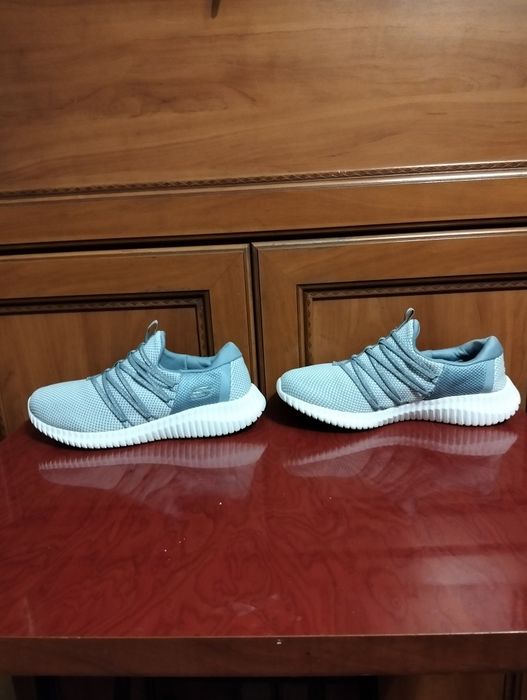 Взуття , кросівки Skechers