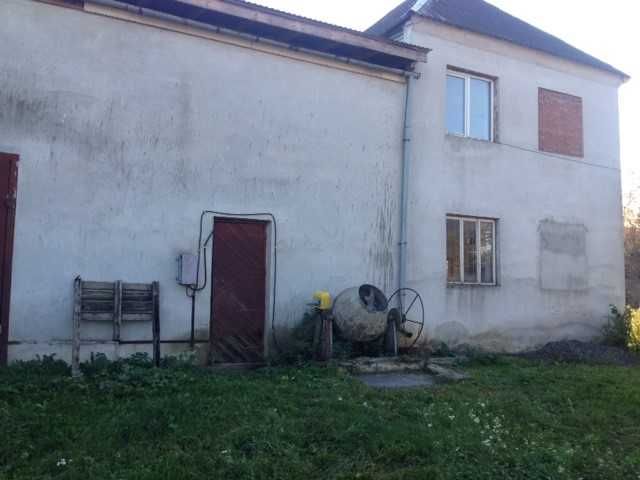 Продаж комерційної нерухомості (2 будівлі+територія)