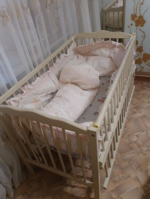Дитяче ліжечко з матрацом
