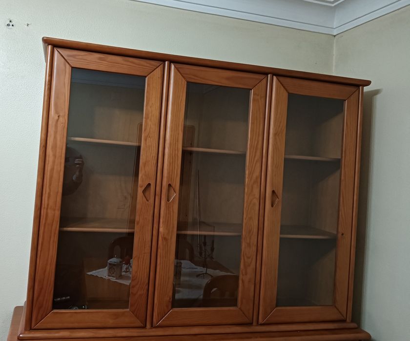 Móvel com 3 portas de vidro