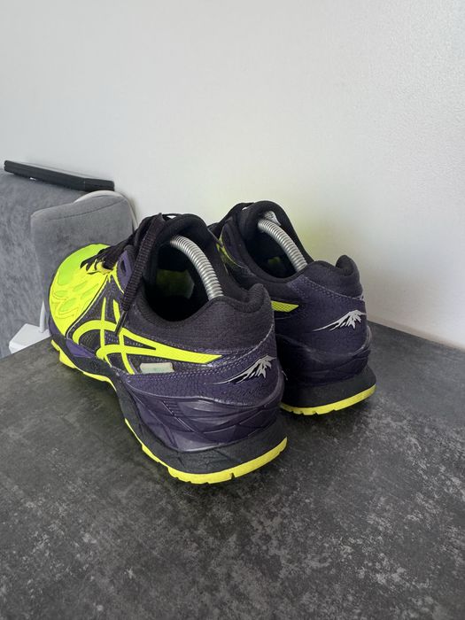 Яскраві бігові кросівки / трейл Asics GEL-FujiTrabuco (розмір 43 — zdjęcie 3