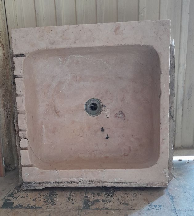 Lava loiça antigo em pedra