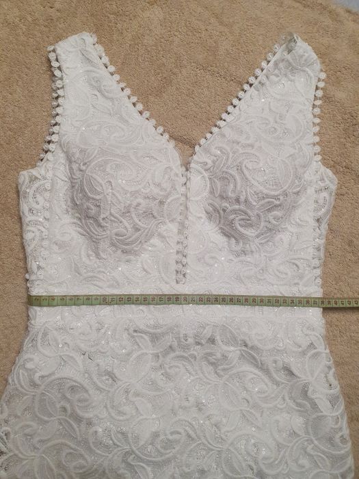 Весільня сукня 42 розміру стримана