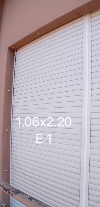 E 1. Persianas em aluminio branco
