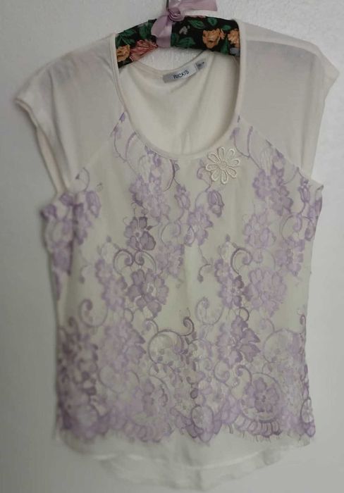 Blusa branca e lilás