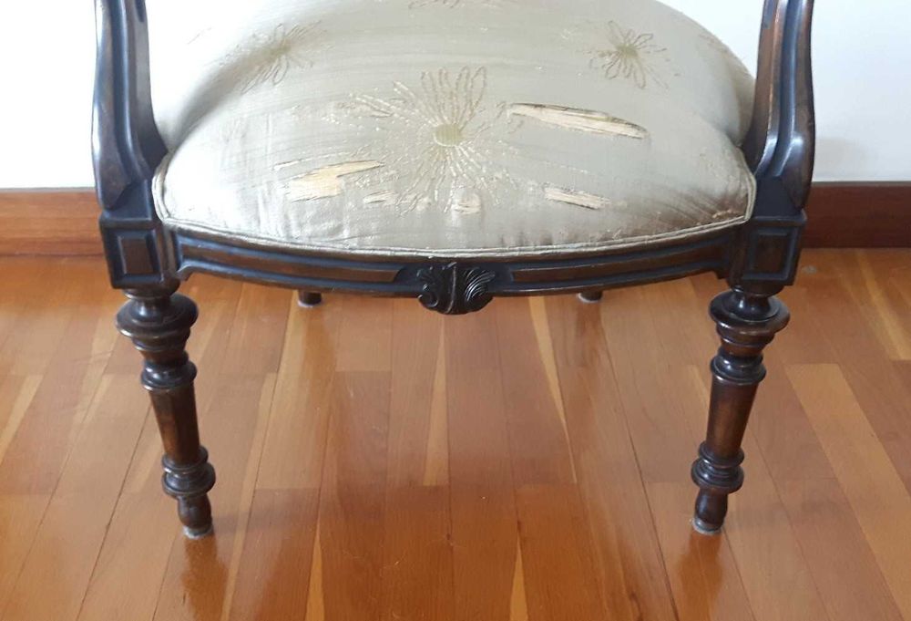 Cadeirões antigos em Pau Santo