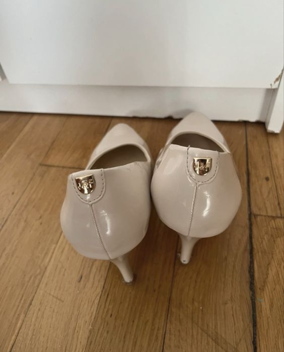 Skórzane beżowe szpilki