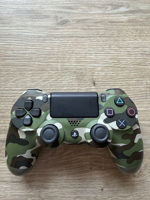 PlayStation 4 500 GB + 4 comandos + 13 jogos