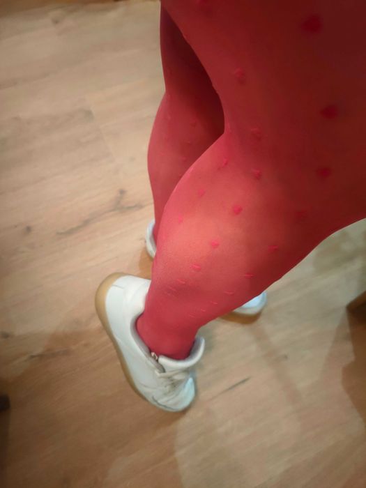 Używane buty sportowe, jeden jeszcze świeci (na ładowarkę)