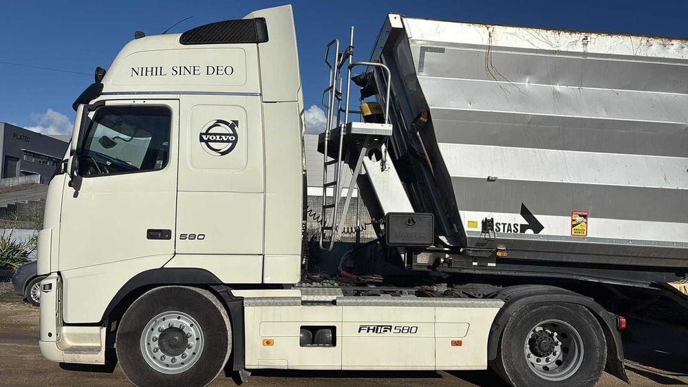 Camião Volvo FH16 e Renault Premium 460