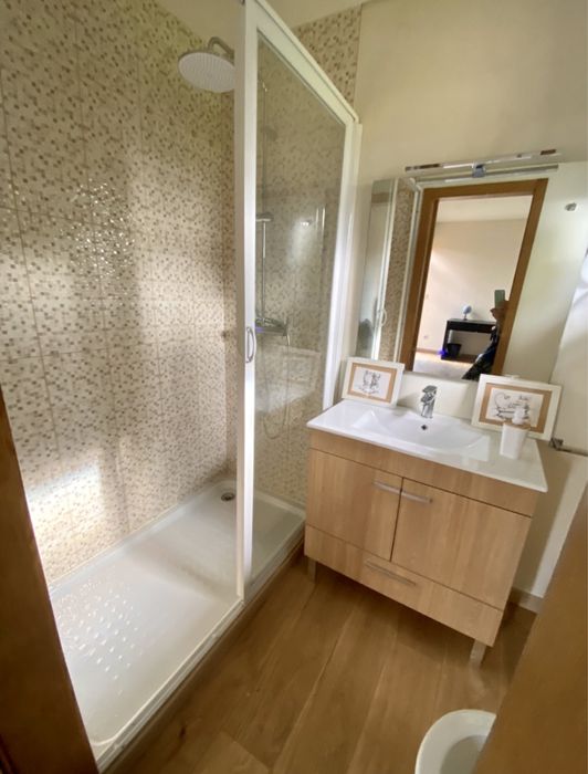 Quarto c casa de banho privada p arrendar em moradia rústica