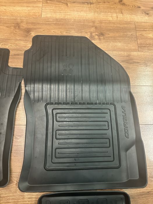 Dywaniki gumowe oryginalne Toyota Corolla kombi