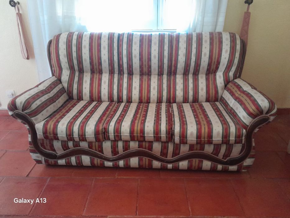 Conjunto de 3 sofás em bom estado