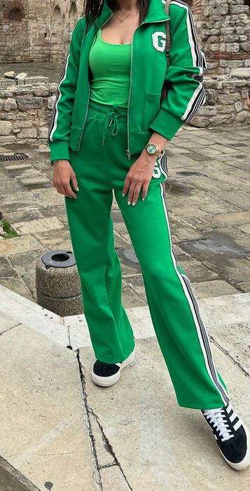 Костюм стильний і зручний