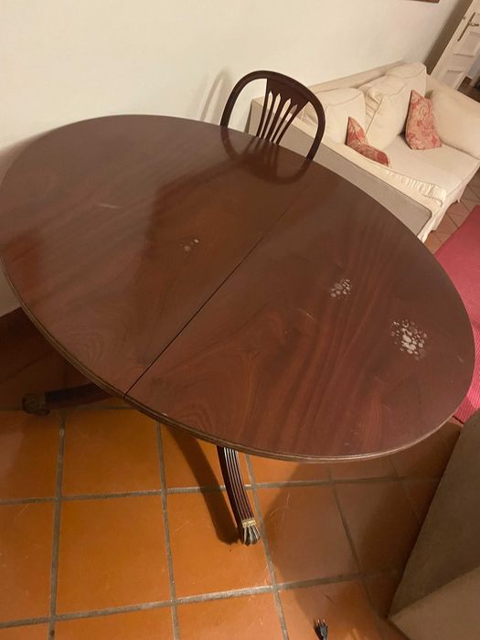 Mesa redonda, extensível, 1 metro e 30cm de diâmetro.