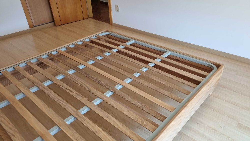 Cama casal-robusta-160x200-pinho maciço + estrado – excelente estado.