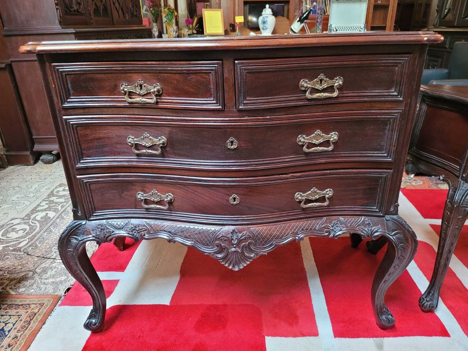 Cómoda antiga em muito bom estado geral