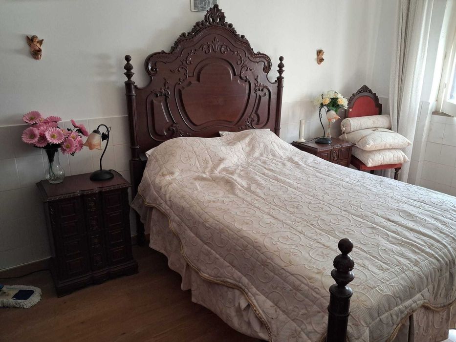 Mobília de quarto (Cama/Roupeiro/Cômoda/2 Mesas cabeceira/2 Cadeiras)