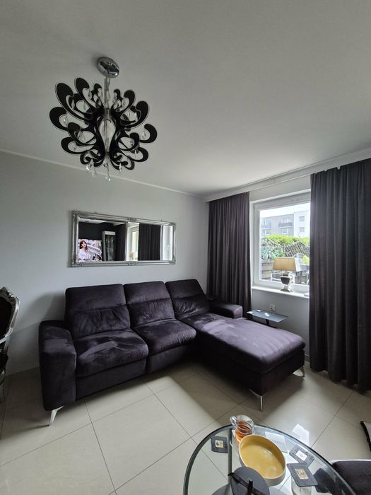 Sofa narożna z ruchomymi zagłówkami czarny welur elektryczny