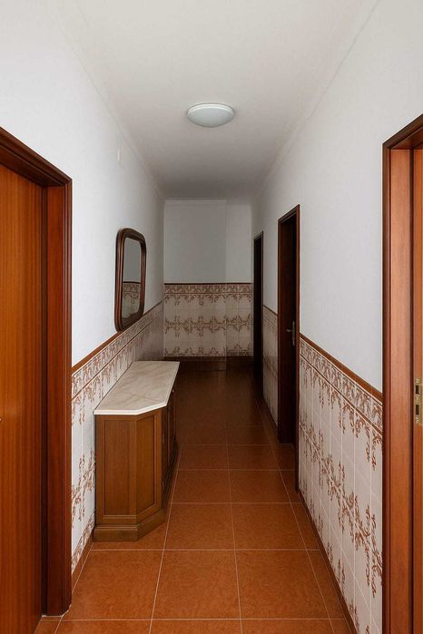 Quarto em Sobreda Margem Sul: Contrato + Água e Wifi Incluídos