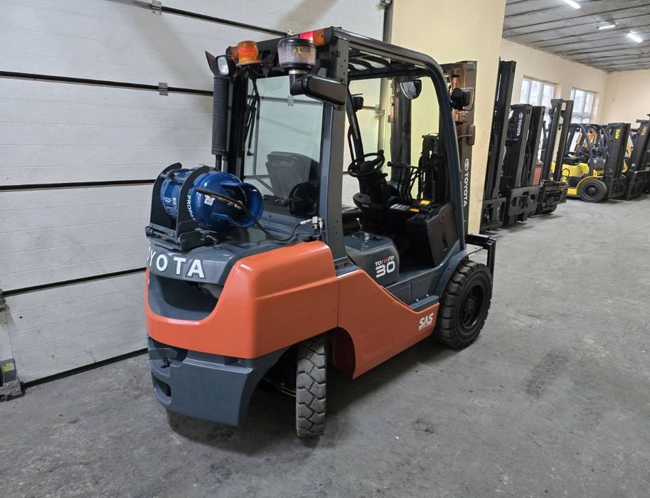 Навантажувач вилковий, газовий 3.0 тонни
Toyota 02-8FGF30