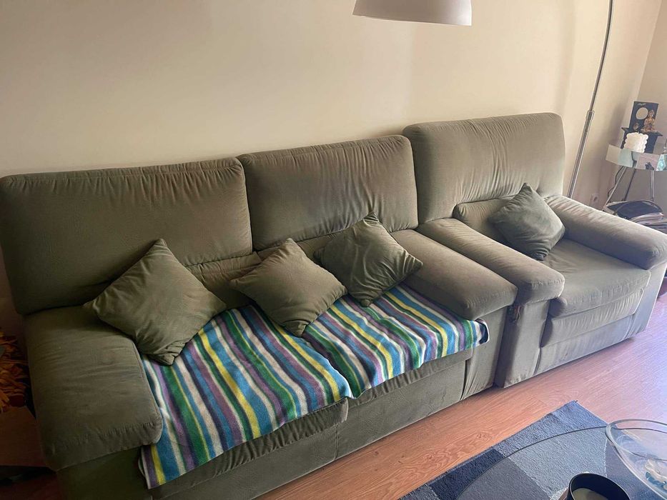 Sofás verde em tecido.