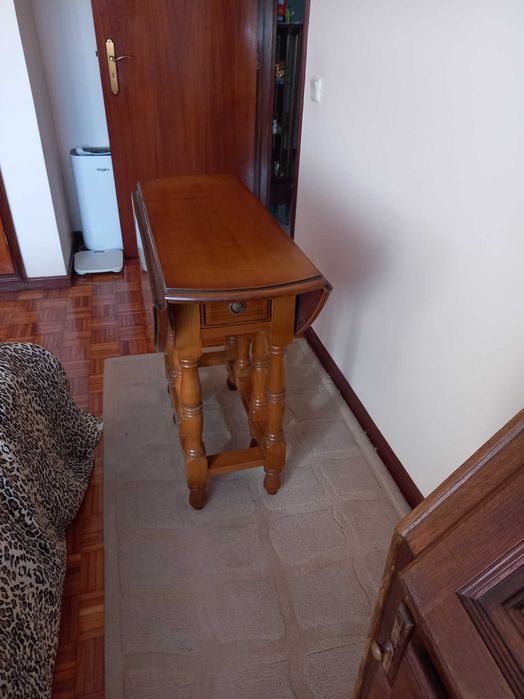 Mesa de madeira em bom estado