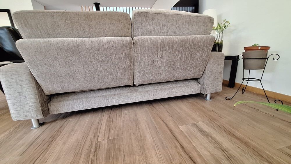 Sofá 3 lugares reclinável em tecido com 2 almofadas