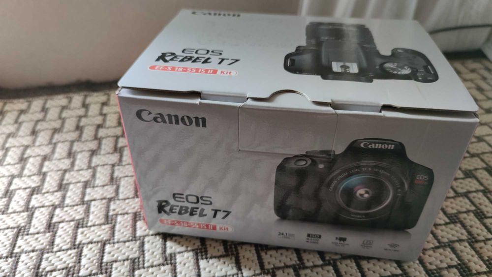 Фотокамера дзеркальна Canon Rebel T7 = EOS 2000D + 18-55 IS II