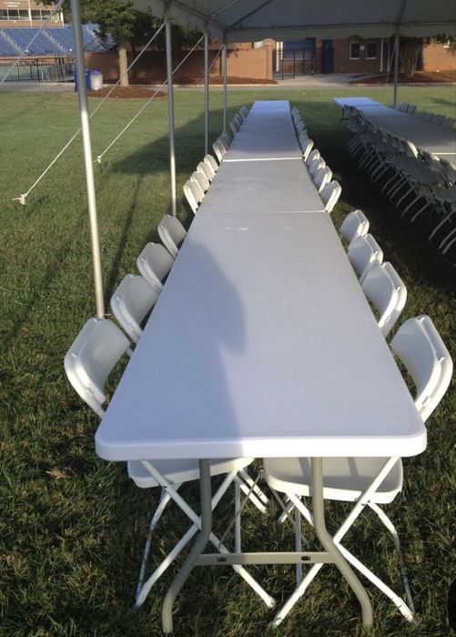 Mesas e cadeiras para alugar