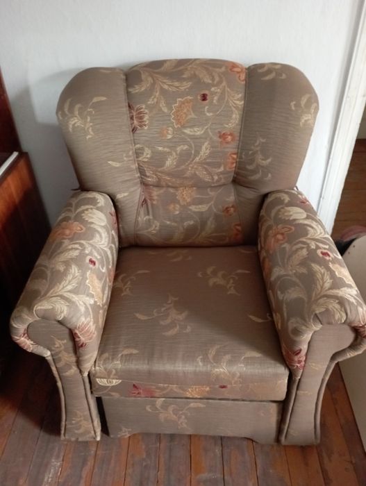 Продам кресло в зал.