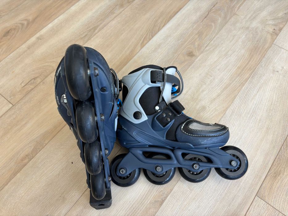 Patins em linha Stats Street com capacete de proteção, joelheiras e coteveleiras para criança.
