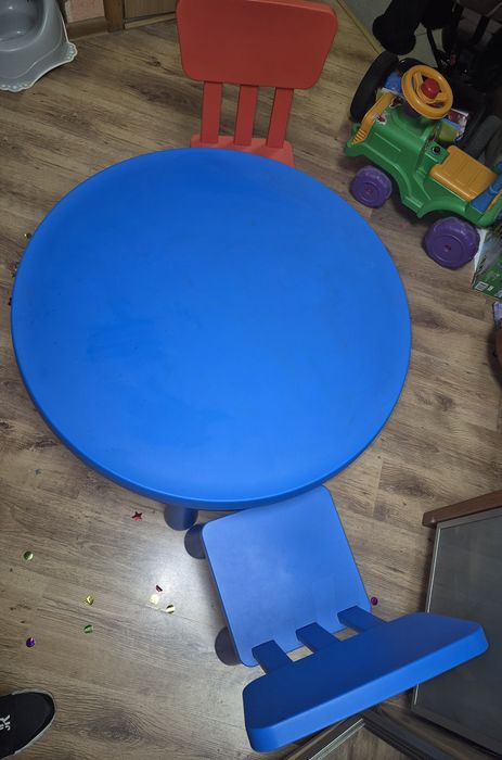 Дитячий столик IKEA MAMMUT і два стільці