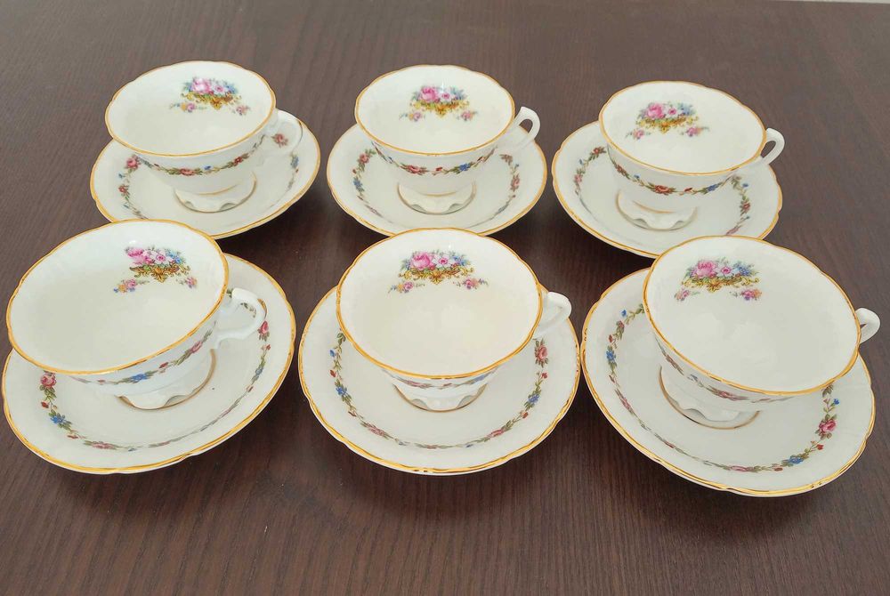 Seis chávenas de café da Vista Alegre com os respetivos pires