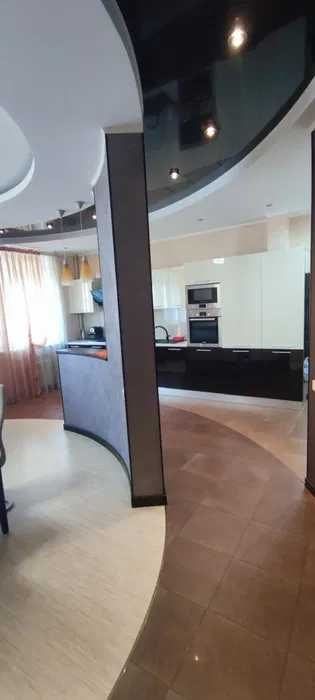 Продаю 3-к 109 м2 метро Защитников Украины, ЖК Московский