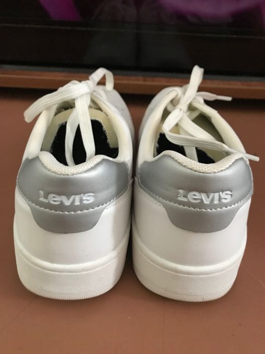 Женские кроссовки Levi’s