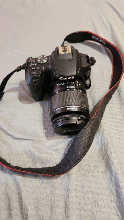 Canon EOS 250D в гарному стані