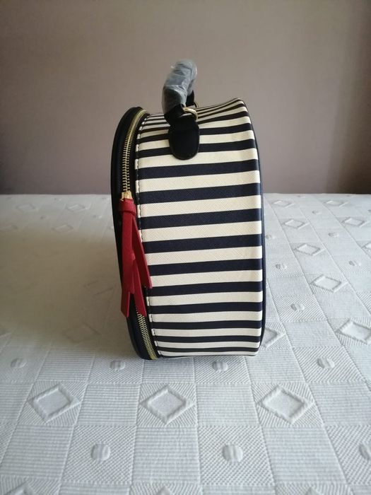 Necessaire( a estrear)