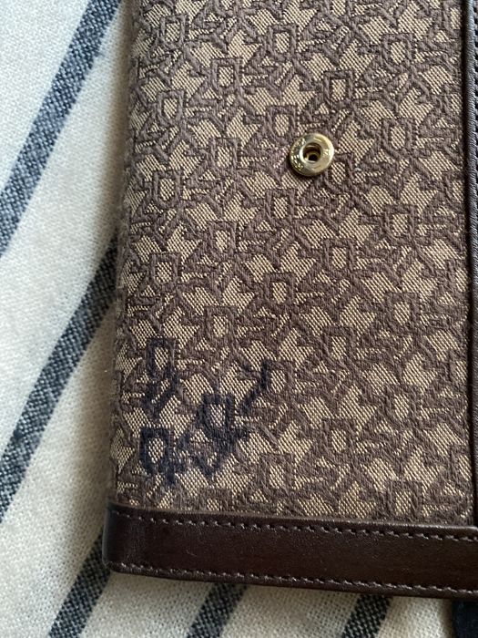 Carteira e Clutch/Necessaire DKNY em pele e tecido jackard