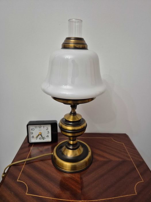 Par de Candeeiros Vintage Estilo "Petróleo" – Latão e Vidro Opalino