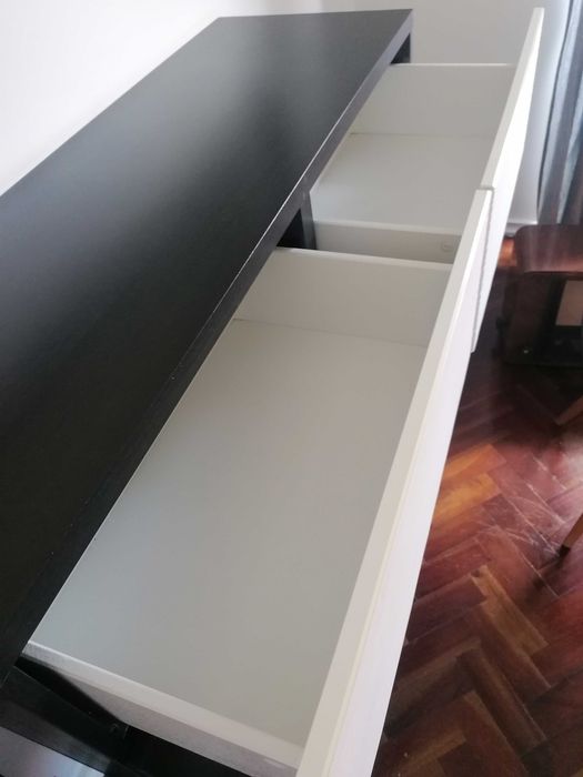 Aparador com 2 gavetas e 2 portas, branco e preto