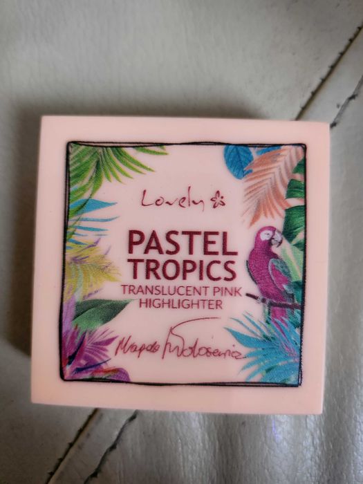 Rozświetlacz Lovely Pastel Tropics odcień różowy.