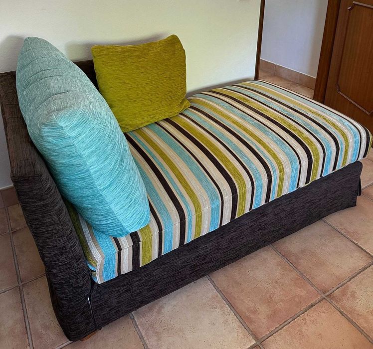 Sofá Chaise Long com Almofada de Penas – Excelente Estado