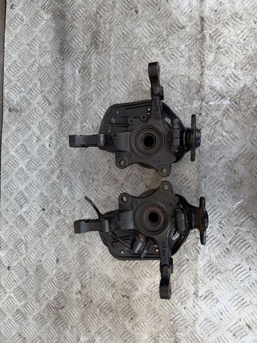 Цапфа кулак перед Опель комбо с opel combo c год 2003