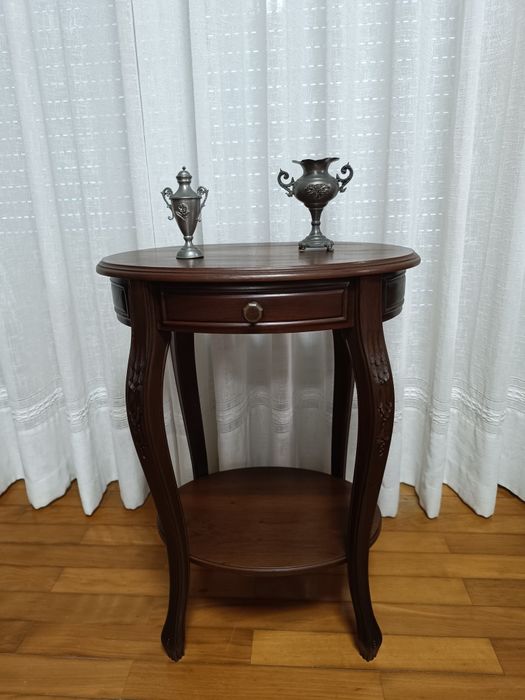 Mesa antiga de apoio restaurada estilo Luís XV em madeira de nogueira com gaveta