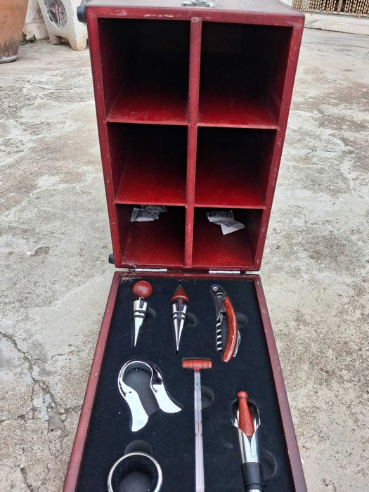 Conjunto 2-em-1 Xadrez e Kit de Vinho em Maleta Garrafeira de Madeira