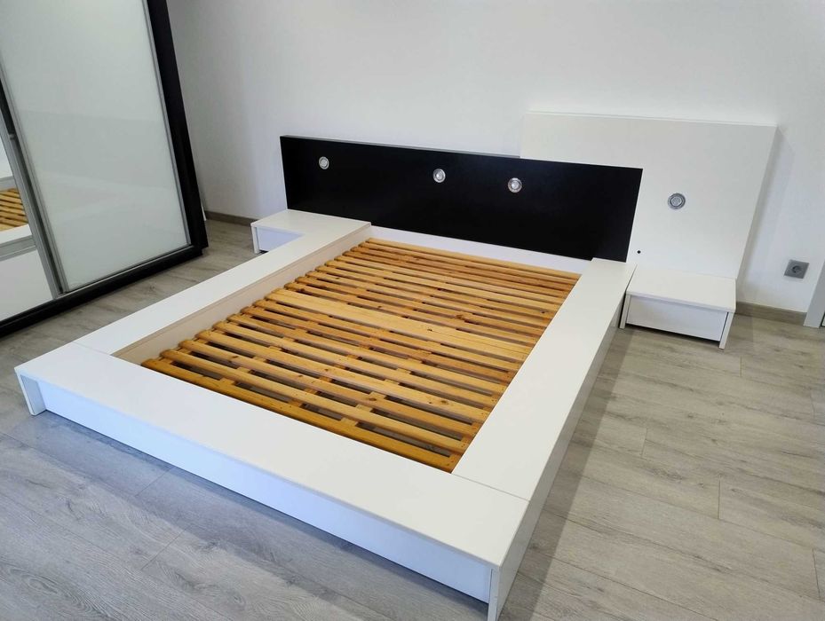 cama casal com mesas cabeçeira  e estrado