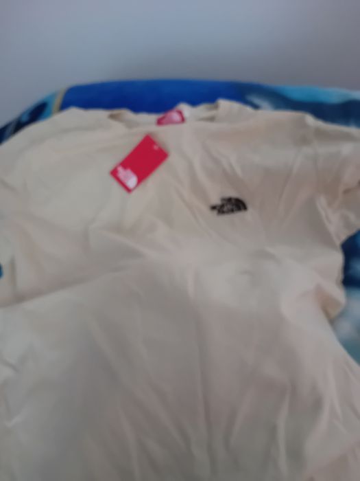 T-shirt nova com etiqueta